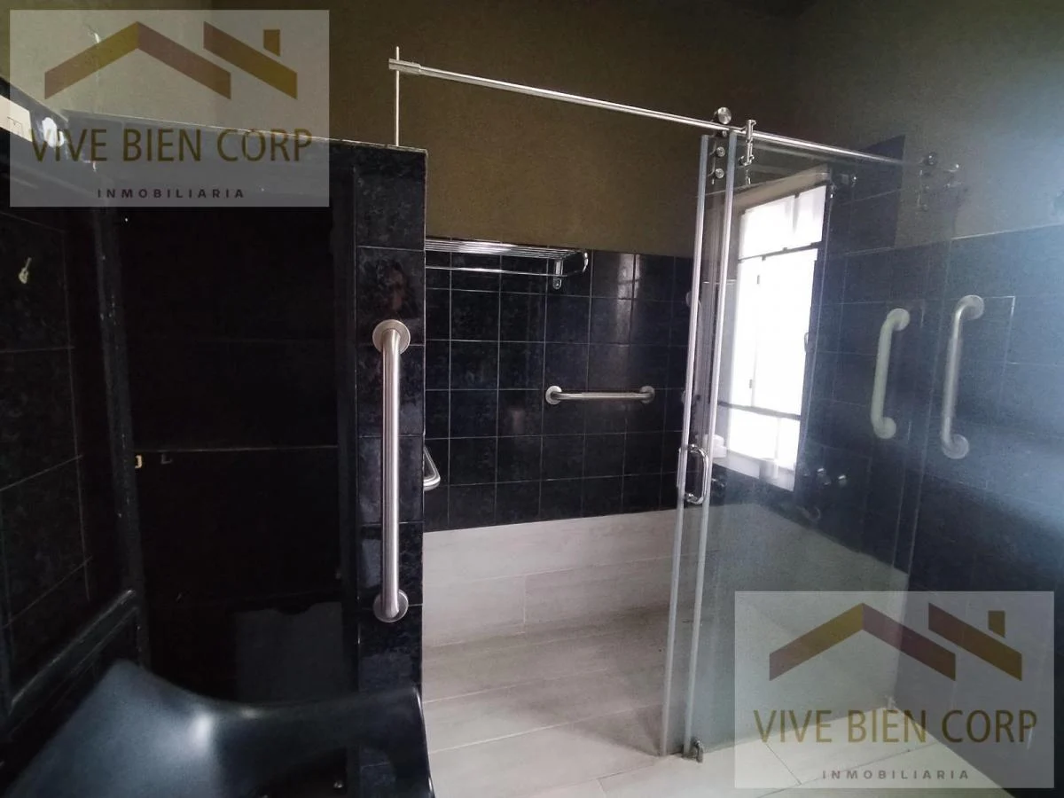 Casa con Suite y 4 Locales Comerciales en Venta Sector La Mariscal — imagen 3