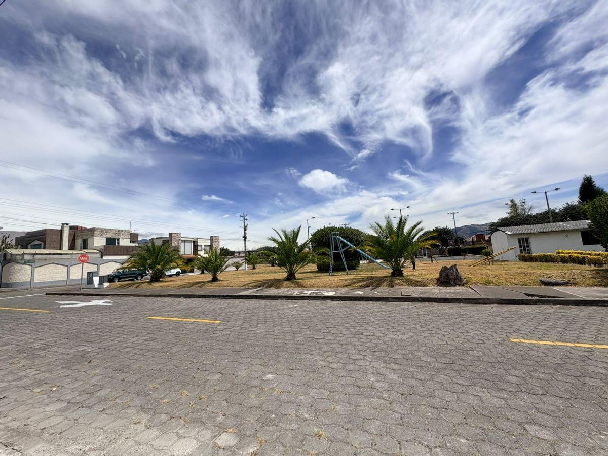 Terreno Plano y Esquinero en Venta Conocoto 719 m² — imagen 8