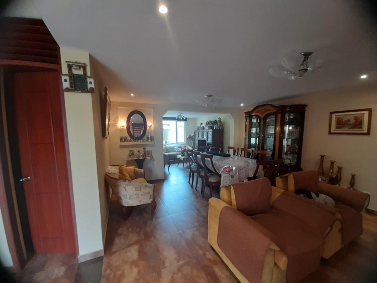 Linda Casa Dentro de Urbanización Privada 300 m² de Construcción - Cashapamba — imagen 9