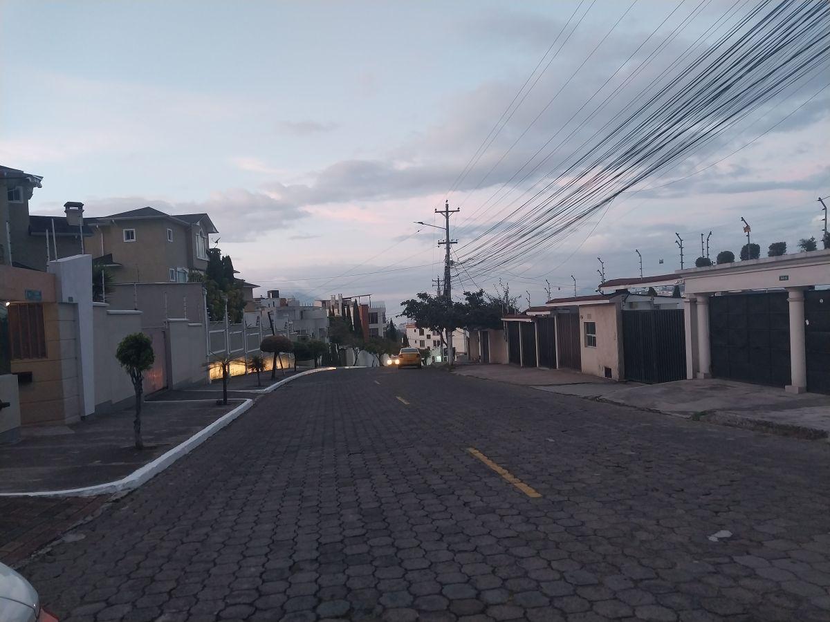 Vendo Hermoso Departamento con Una Vista Unica en El Pinar Alto, en El Tercer Piso Sin Ascensor. Provincia de Pichincha — imagen 9