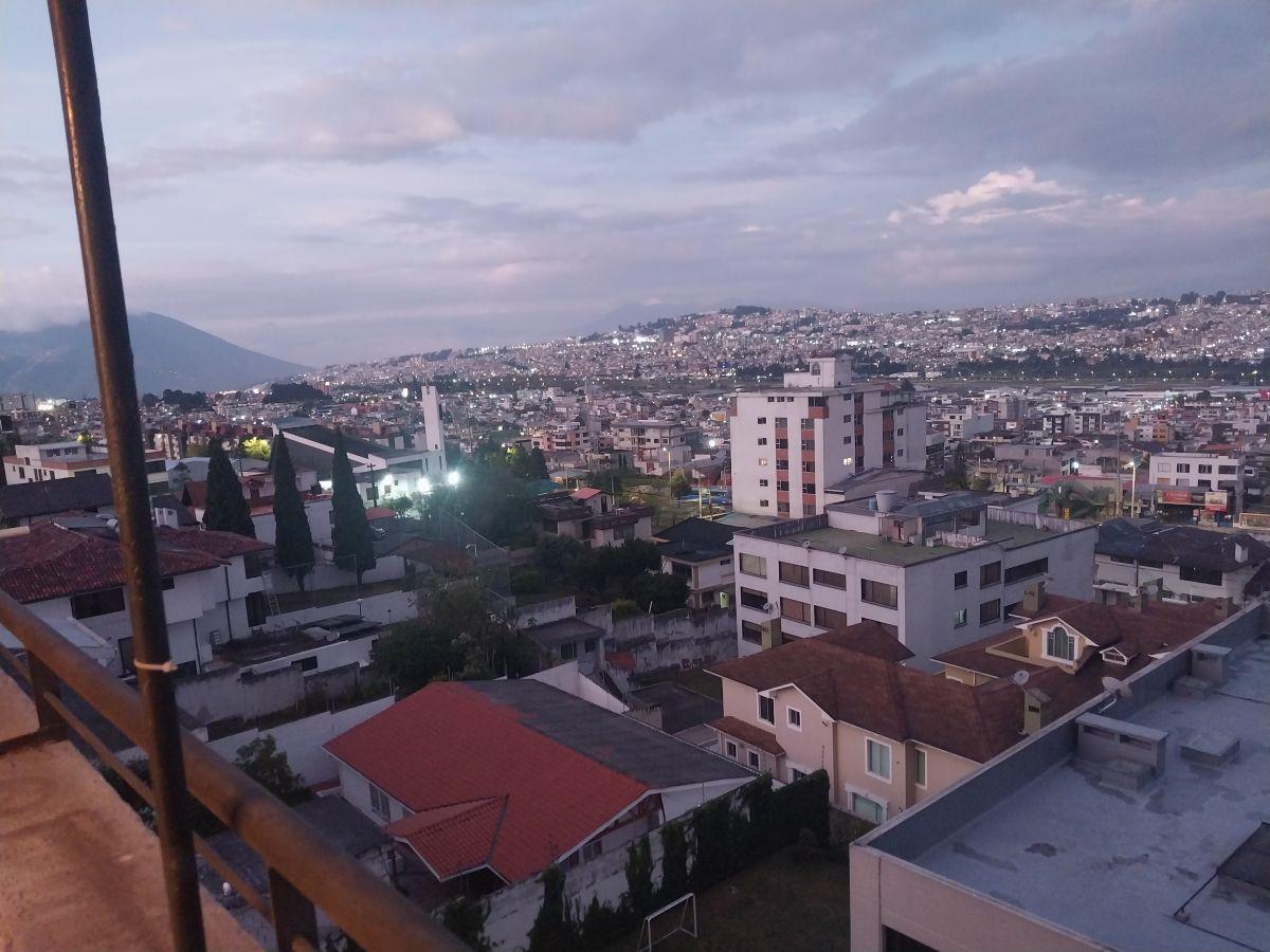 Vendo Hermoso Departamento con Una Vista Unica en El Pinar Alto, en El Tercer Piso Sin Ascensor. Provincia de Pichincha — imagen 8