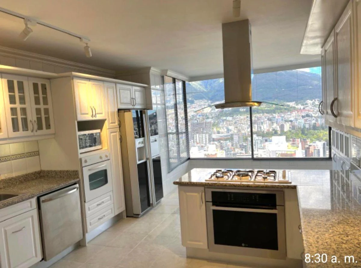 Vendo - Rento Espectacular Penthouse con Mejor Vista a Quito, Valles y Los Nevados — imagen 10