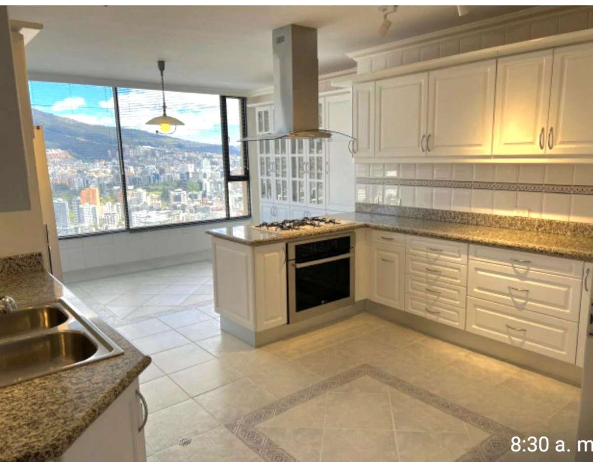 Vendo - Rento Espectacular Penthouse con Mejor Vista a Quito, Valles y Los Nevados — imagen 9