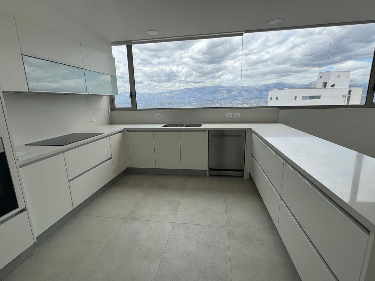 Departamento de Venta en Cumbayá, Sector Santa Lucía, 3 Dorm, 242 m², Linda Vista, Excelente Opción — imagen 6