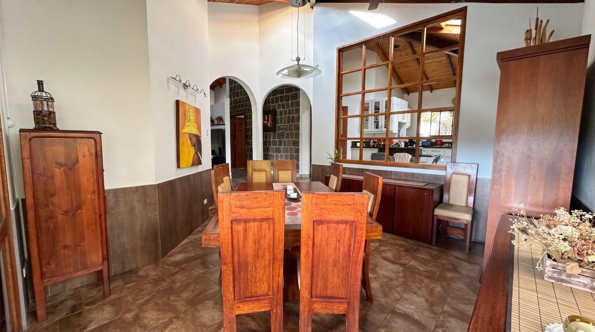 Casa Esquinera de 1 Planta en Venta con Piscina y 1.105 m² de Terreno – Santa Rosa | Tumbaco — imagen 9