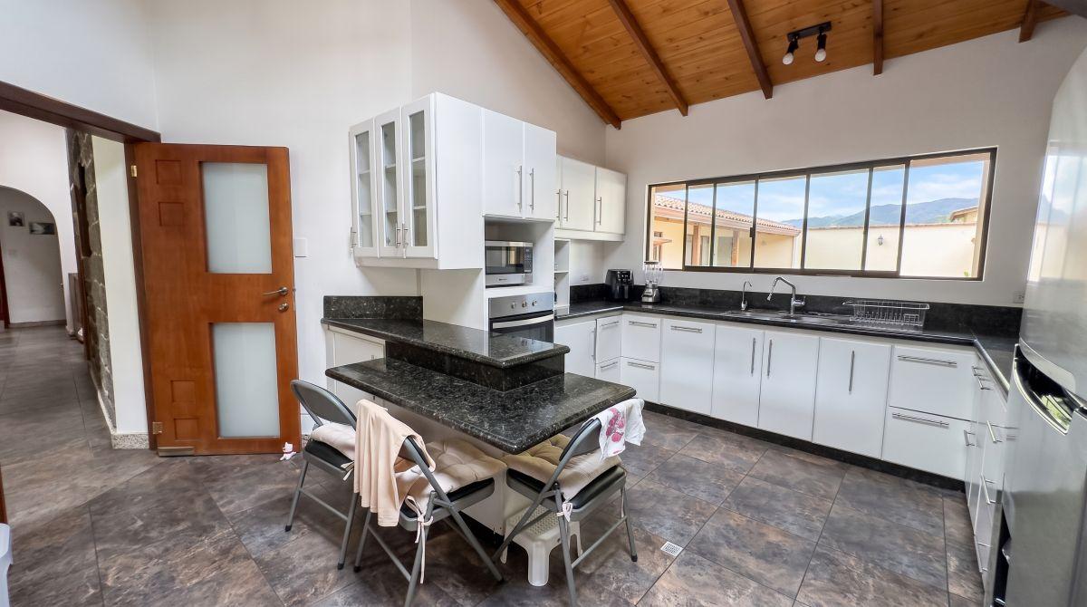 Casa Esquinera de 1 Planta en Venta con Piscina y 1.105 m² de Terreno – Santa Rosa | Tumbaco — imagen 8