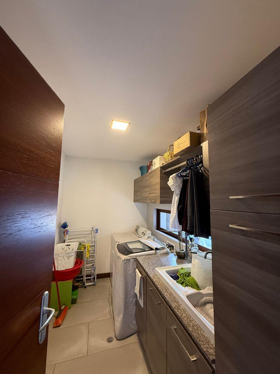 Espectacular Casa Moderna en Venta en Nayón — imagen 8