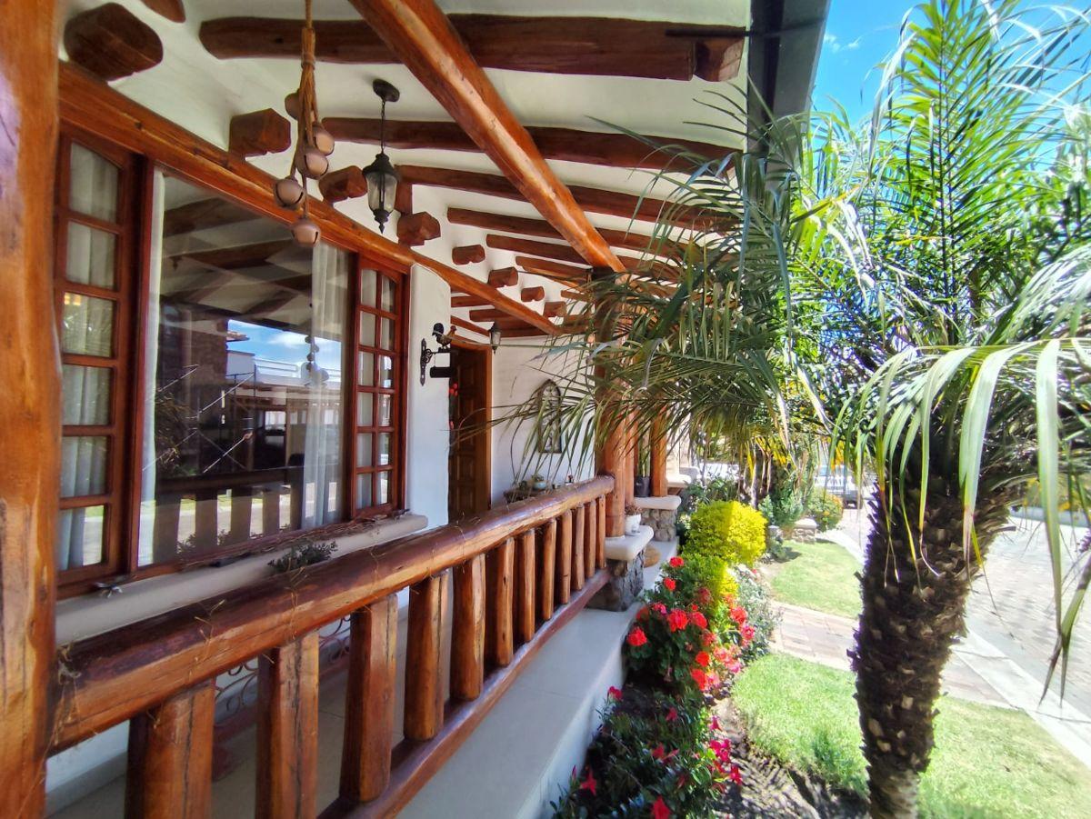 Acogedora Casa Rústica en Madera y Ladrillo — imagen 10