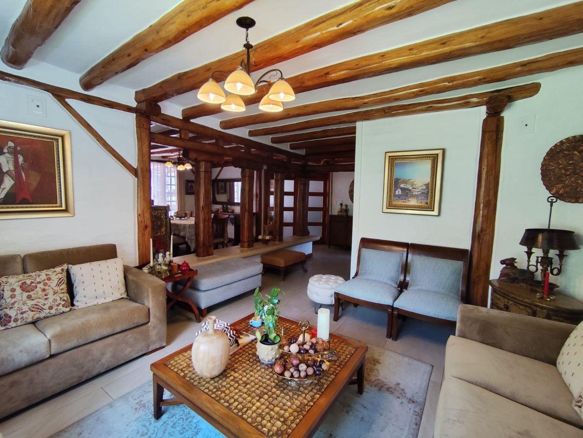 Acogedora Casa Rústica en Madera y Ladrillo — imagen 7