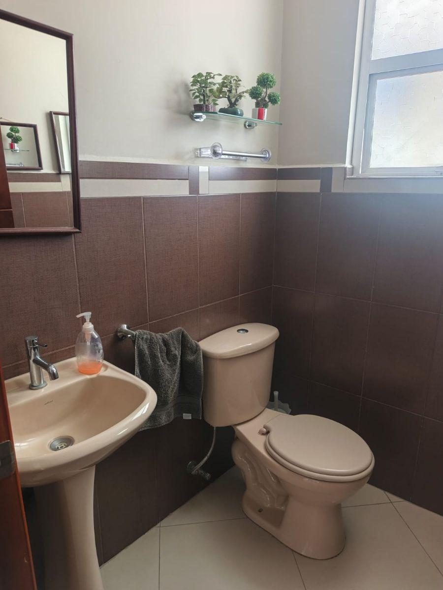 Casa de 220 m² con 3 Dorm. en Venta a Una Cuadra de La Av Primero de Mayo, Azuay — imagen 7