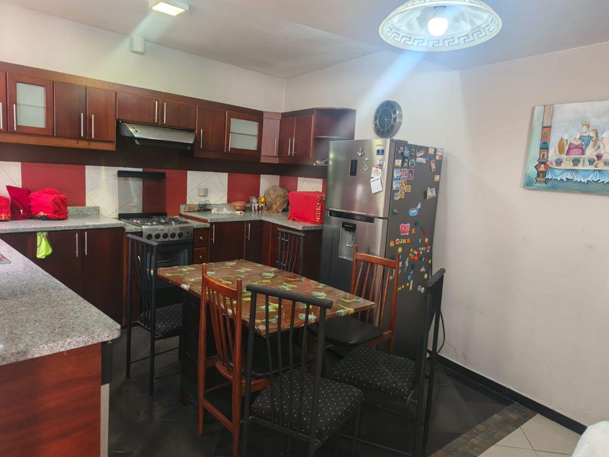 Casa de 220 m² con 3 Dorm. en Venta a Una Cuadra de La Av Primero de Mayo, Azuay — imagen 5