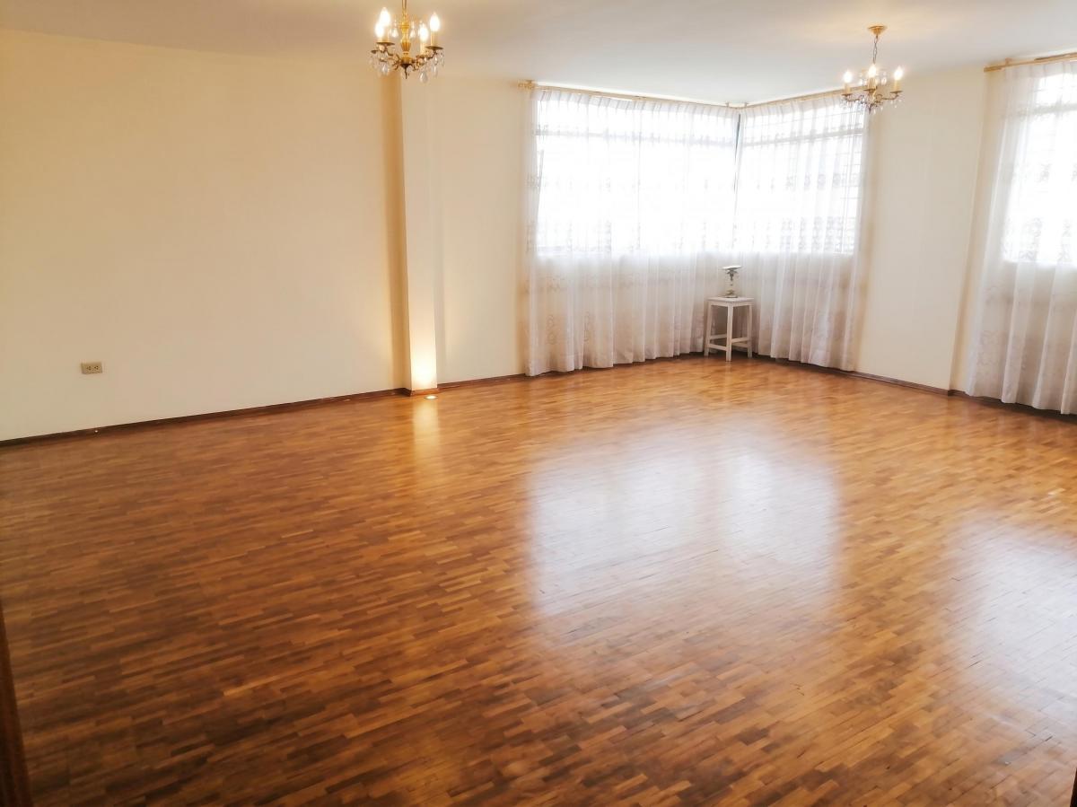 Casa Esquinera en Venta - La Magdalena | 3 Departamentos Independientes | 6 Parq — imagen 4