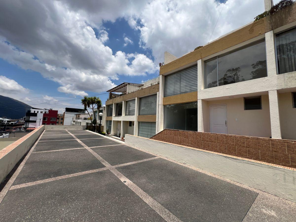 Casa en Venta 3 Dorm. en Ponceano | 3 Plantas + Estudio + Sala de Tv + Terraza. Provincia de Pichincha — imagen 10