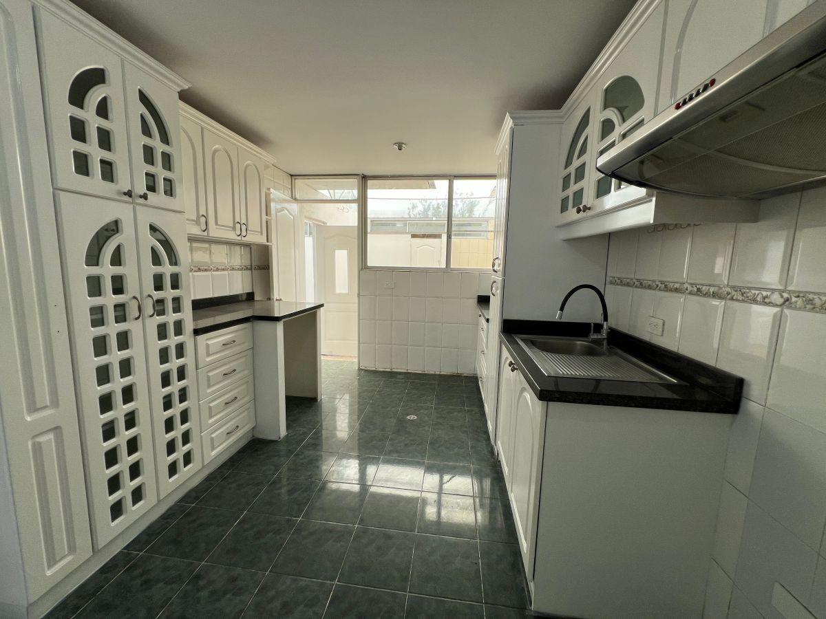 Casa en Venta 3 Dorm. en Ponceano | 3 Plantas + Estudio + Sala de Tv + Terraza. Provincia de Pichincha — imagen 5