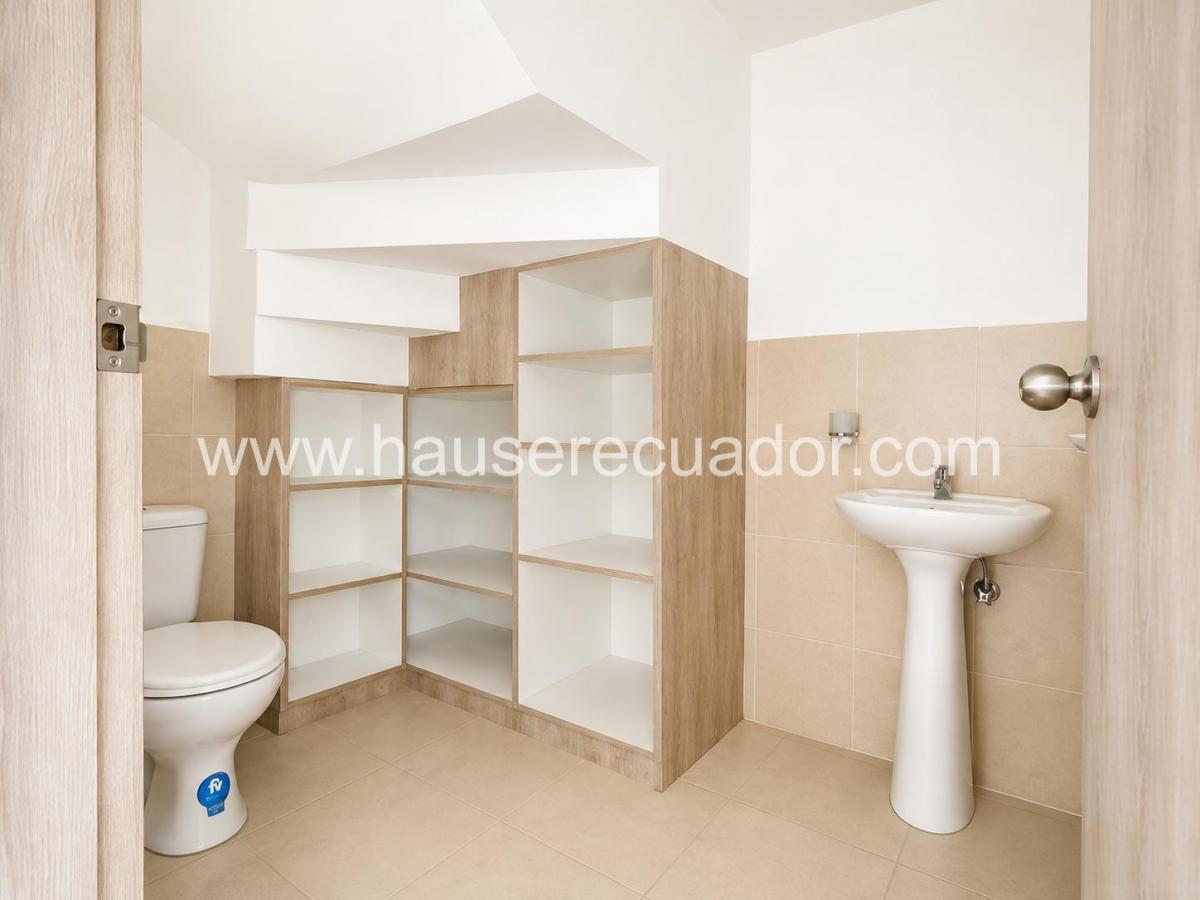 Moderna y Acogedora Casa de Venta, Ubicada Dentro de un Conjunto Residencial en Conocoto — imagen 8