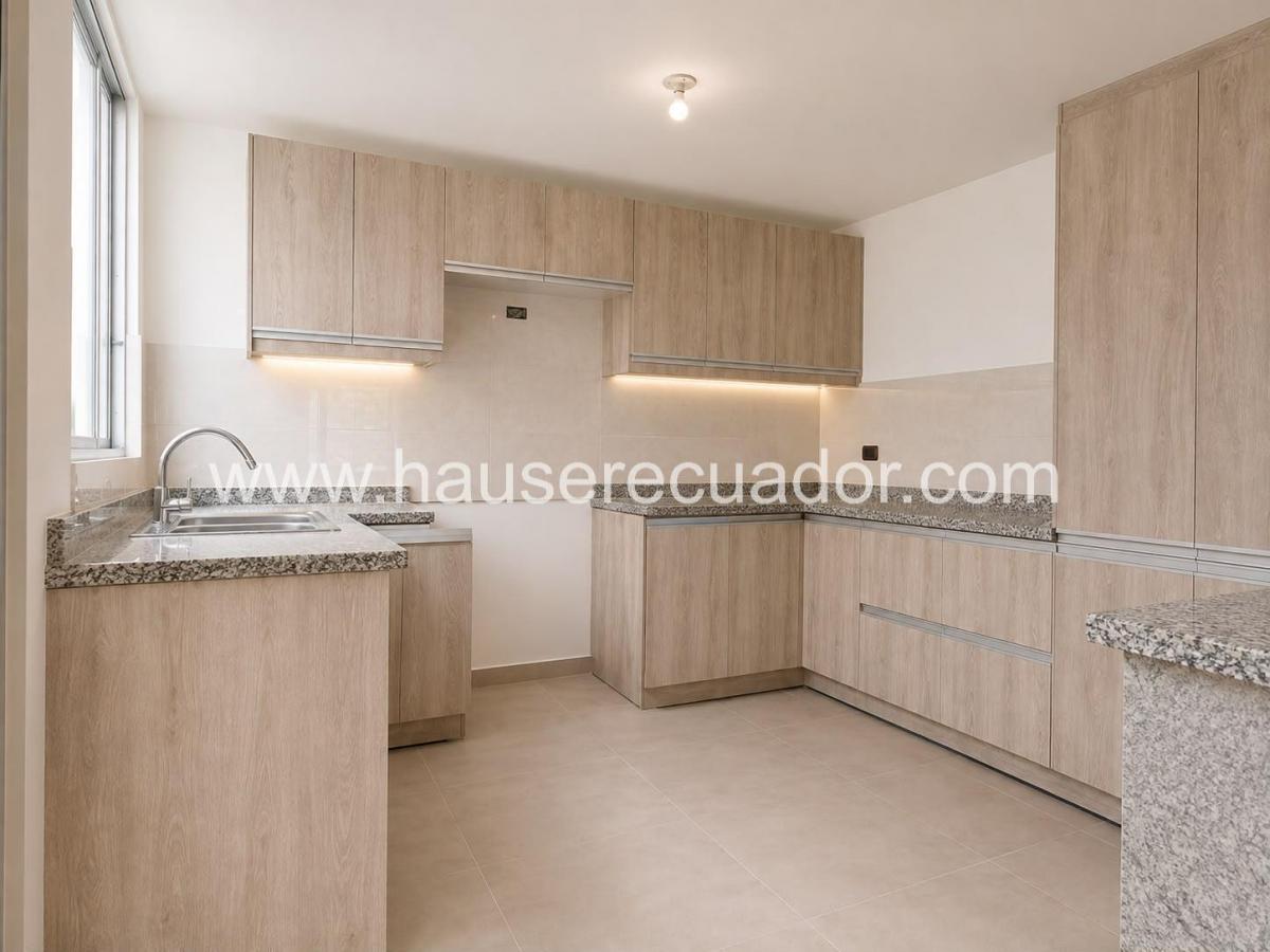 Moderna y Acogedora Casa de Venta, Ubicada Dentro de un Conjunto Residencial en Conocoto — imagen 7