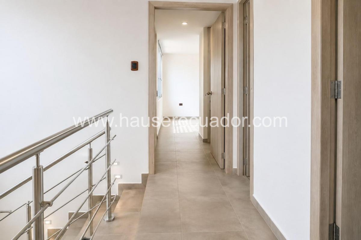 Moderna y Acogedora Casa de Venta, Ubicada Dentro de un Conjunto Residencial en Conocoto — imagen 4
