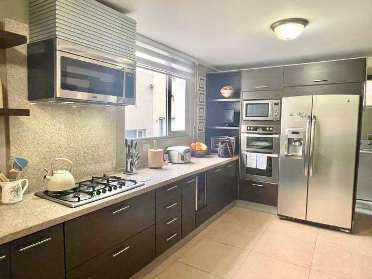 Hermosa Casa de Venta Dentro de Conjunto Privado con Piscina en Cumbaya — imagen 7