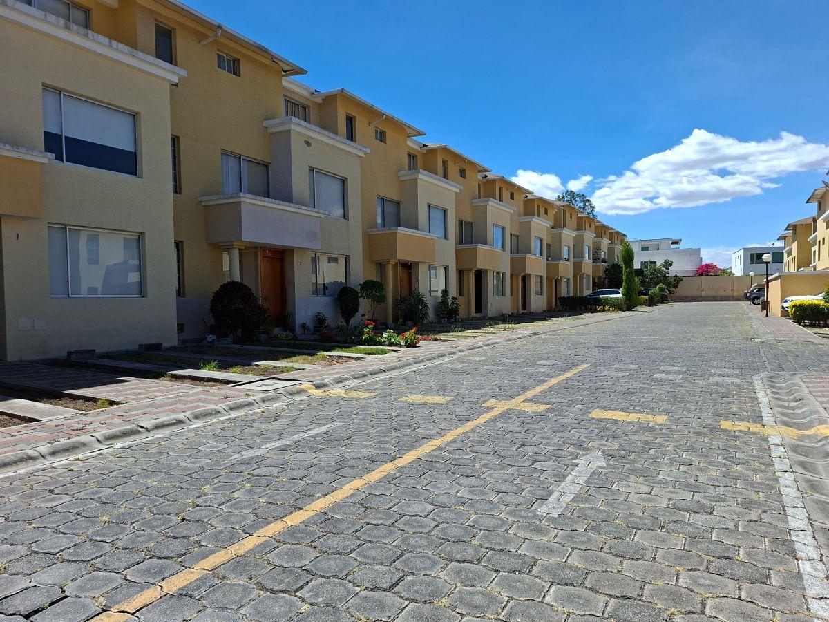 Casa de 3 Pisos, 4 Dorm, 3.5 Baños en Conjunto Privado - Calle Ismael Solís — imagen 10