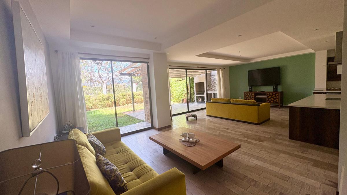 Casa de Venta / 240 m² con 3 Habitaciones en Cumbayá — imagen 10