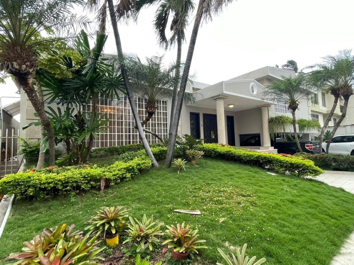 Amplia Casa en Venta en La Mejor Ubicación de Urdesa, Guayas — imagen 10