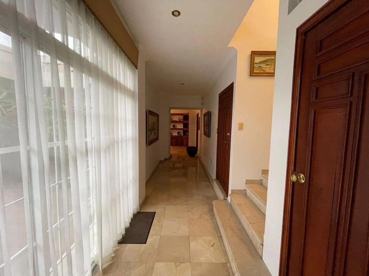 Amplia Casa en Venta en La Mejor Ubicación de Urdesa, Guayas — imagen 7