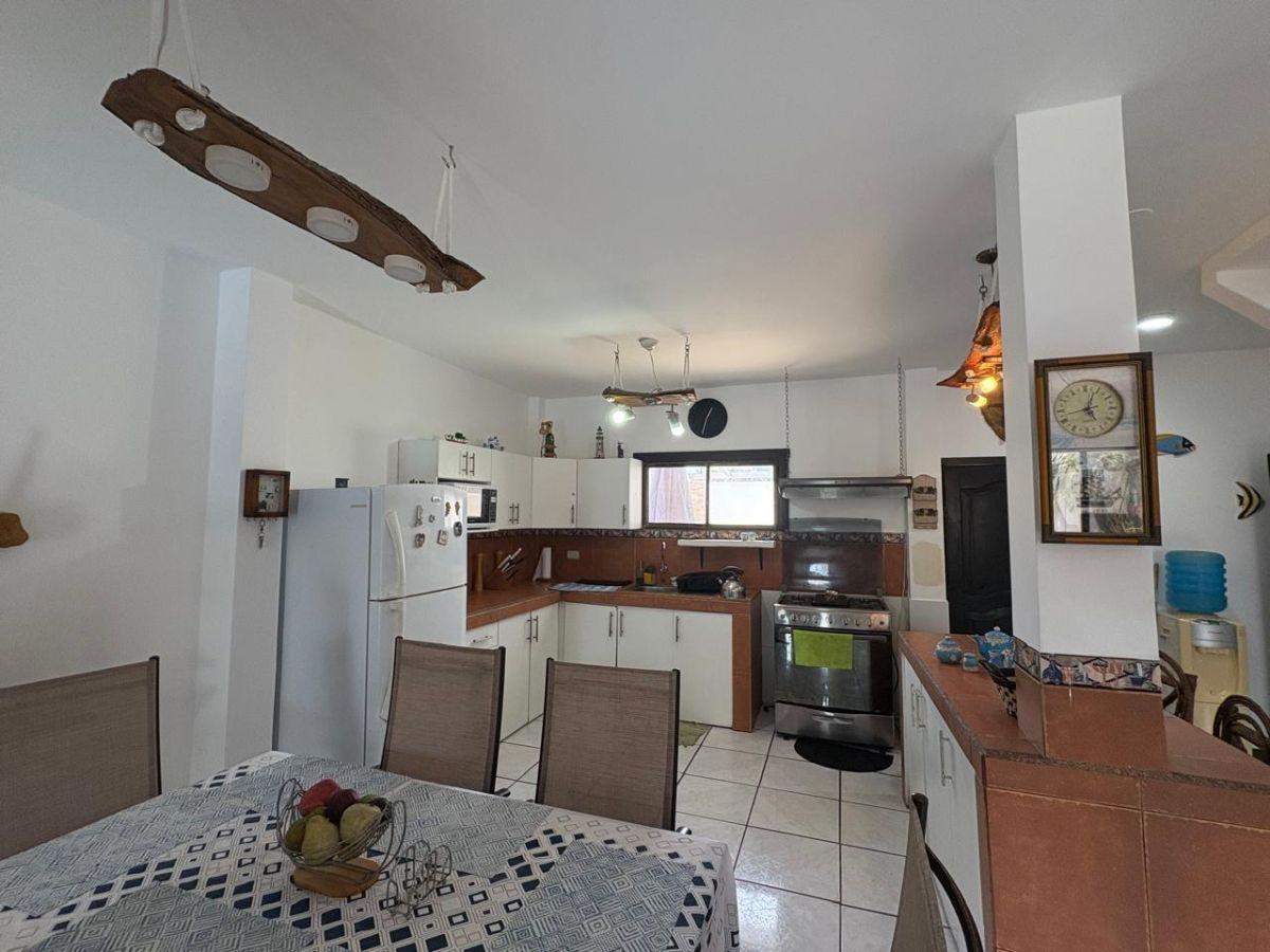 Casa de Dos Pisos con Piscina y Jacuzzi a Pocos Pasos del Mar, Guayas — imagen 7