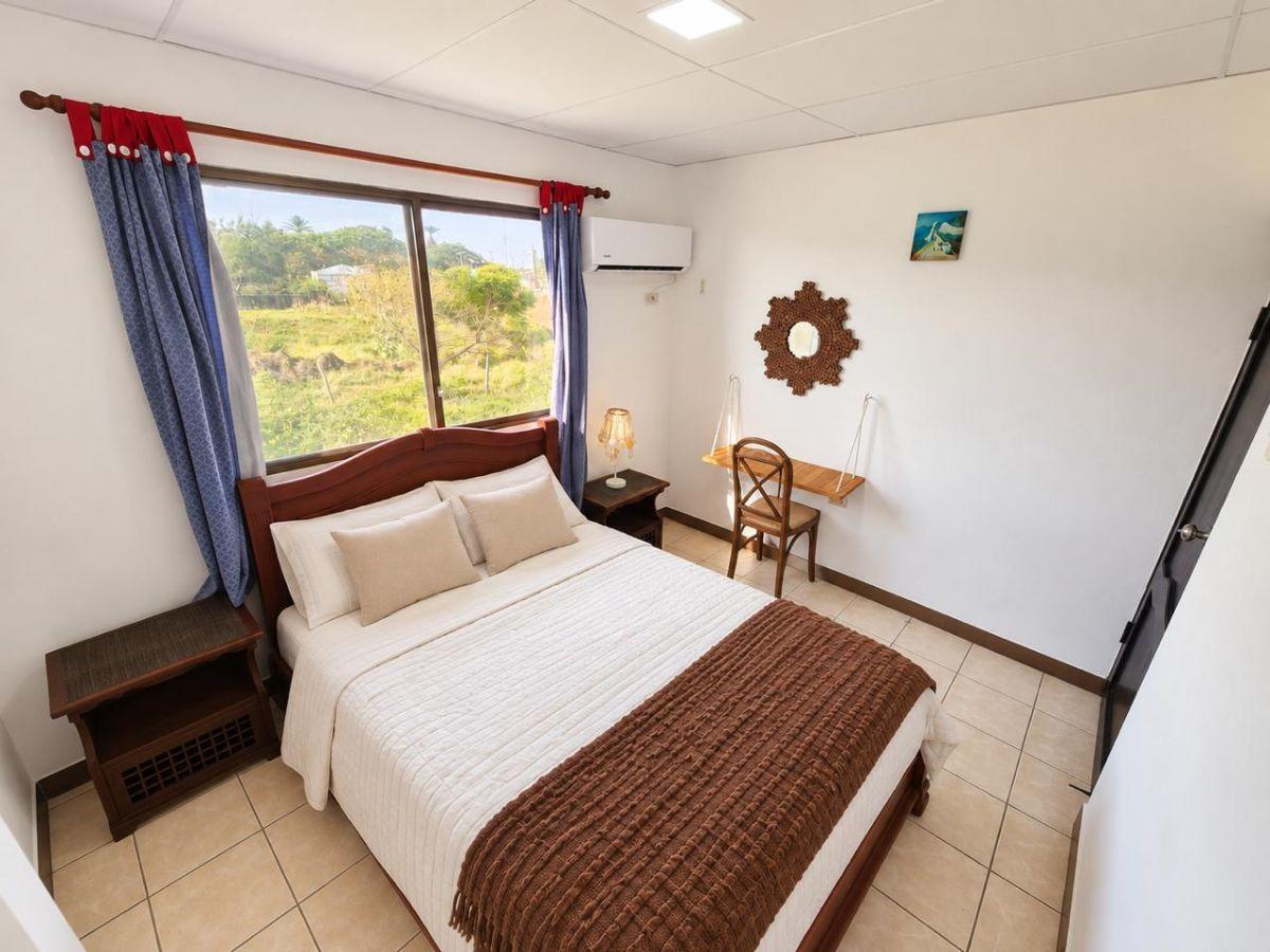 Casa de Dos Pisos con Piscina y Jacuzzi a Pocos Pasos del Mar, Guayas — imagen 4