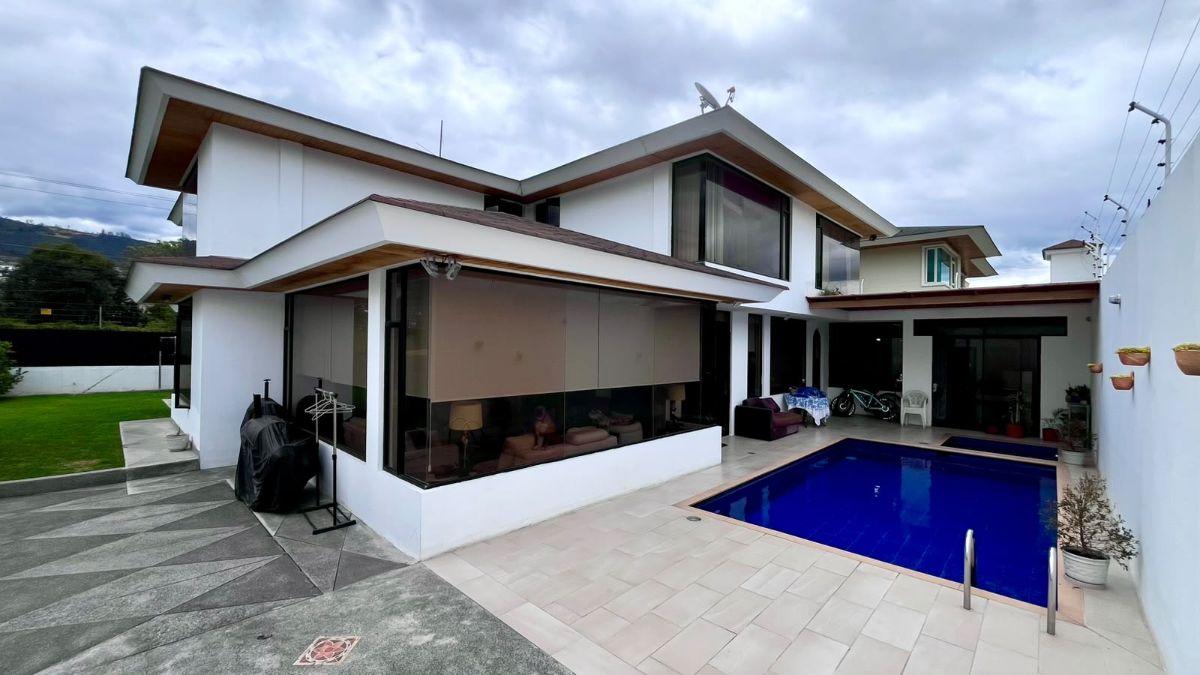 Casa en Venta Esquinera Independiente en Cumbayá – La Primavera | Piscina | 5 Parqueaderos — imagen 10