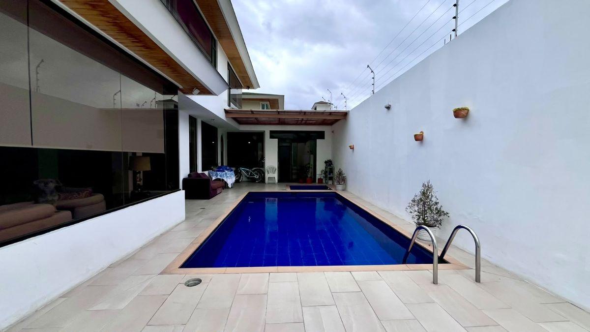 Casa en Venta Esquinera Independiente en Cumbayá – La Primavera | Piscina | 5 Parqueaderos — imagen 9