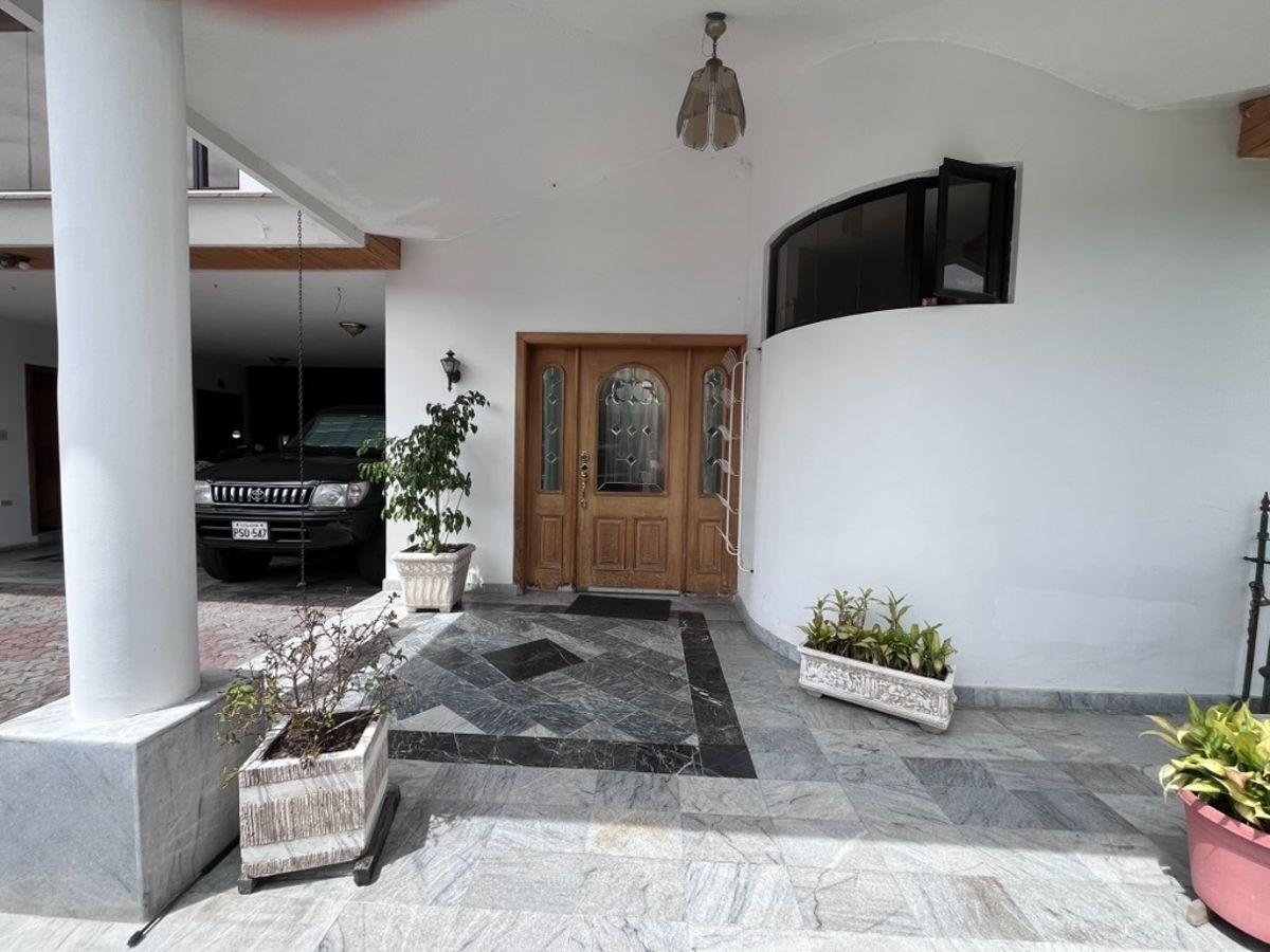 Casa en Venta Esquinera Independiente en Cumbayá – La Primavera | Piscina | 5 Parqueaderos — imagen 8
