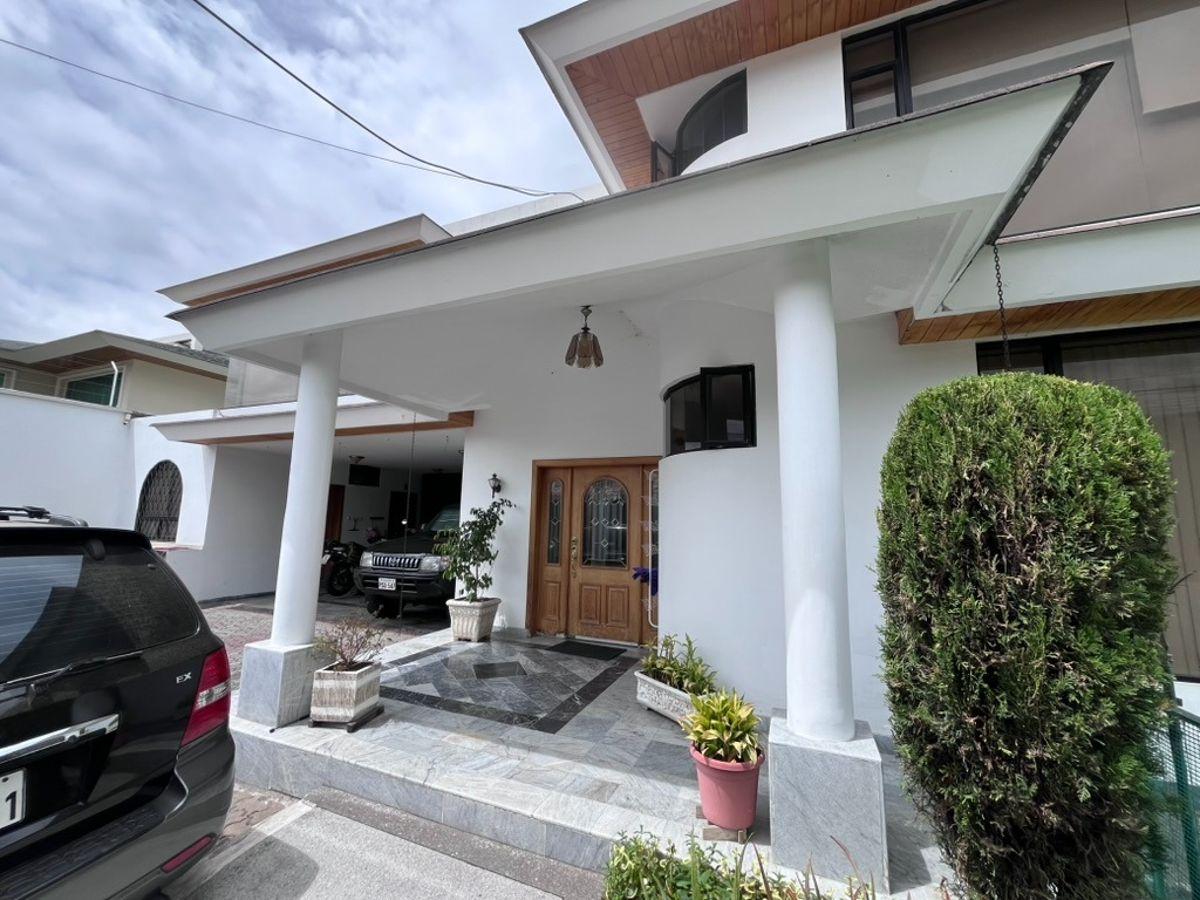 Casa en Venta Esquinera Independiente en Cumbayá – La Primavera | Piscina | 5 Parqueaderos — imagen 7