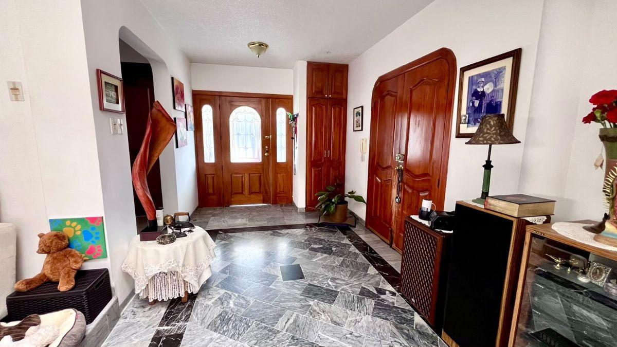 Casa en Venta Esquinera Independiente en Cumbayá – La Primavera | Piscina | 5 Parqueaderos — imagen 6