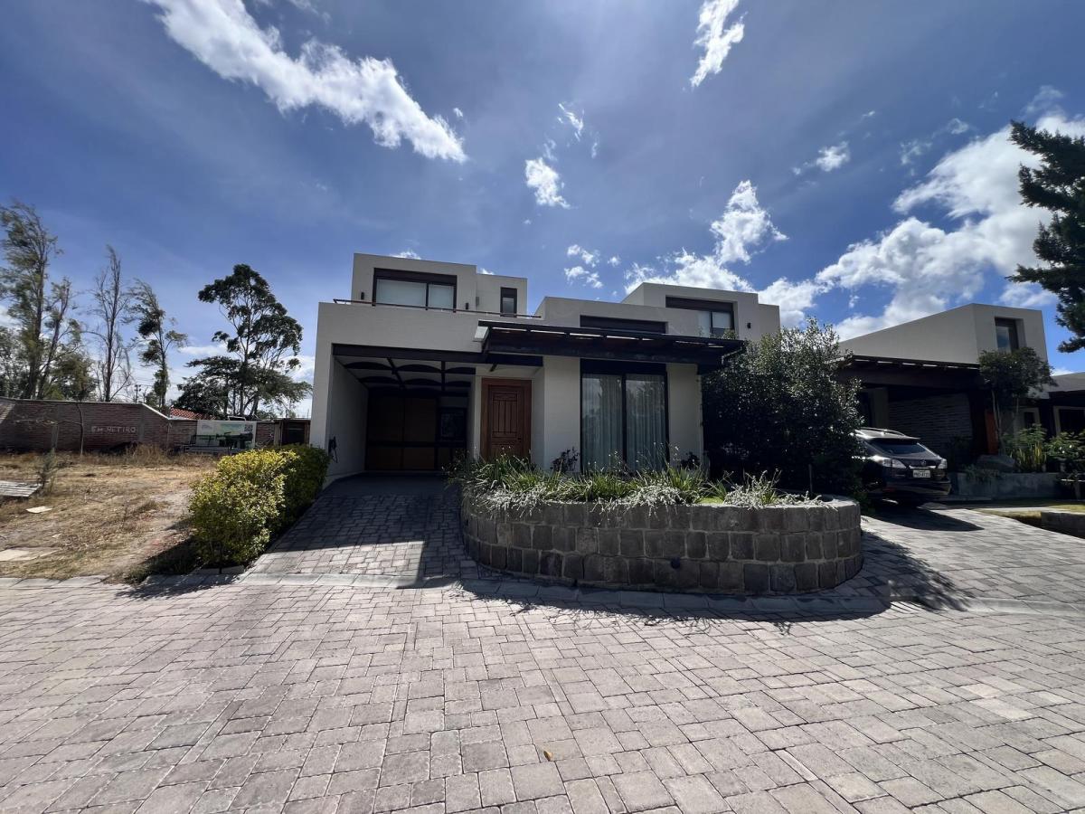 Casa de Venta Ubicada en Tumbaco, Sector Hilacril. Urbanización Cerrada — imagen 10