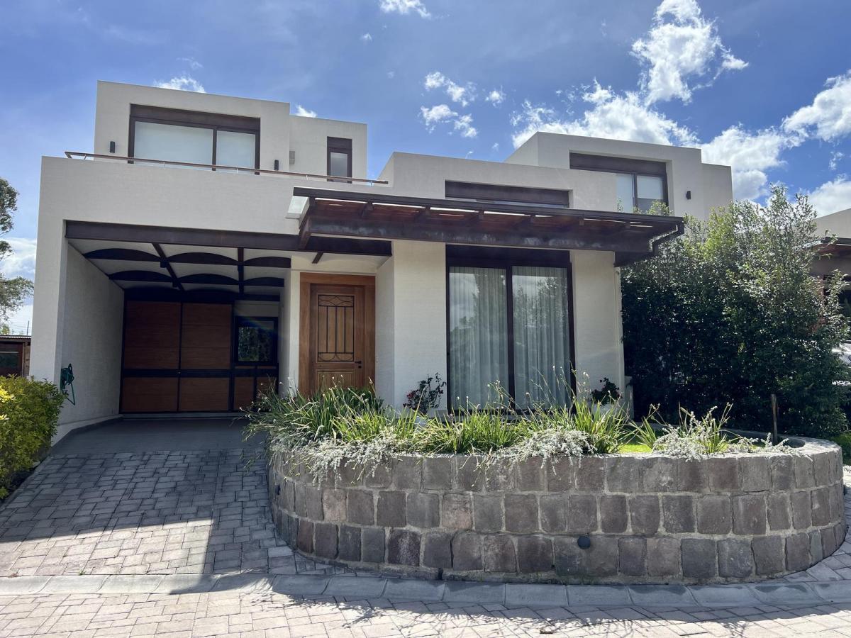 Casa de Venta Ubicada en Tumbaco, Sector Hilacril. Urbanización Cerrada — imagen 9