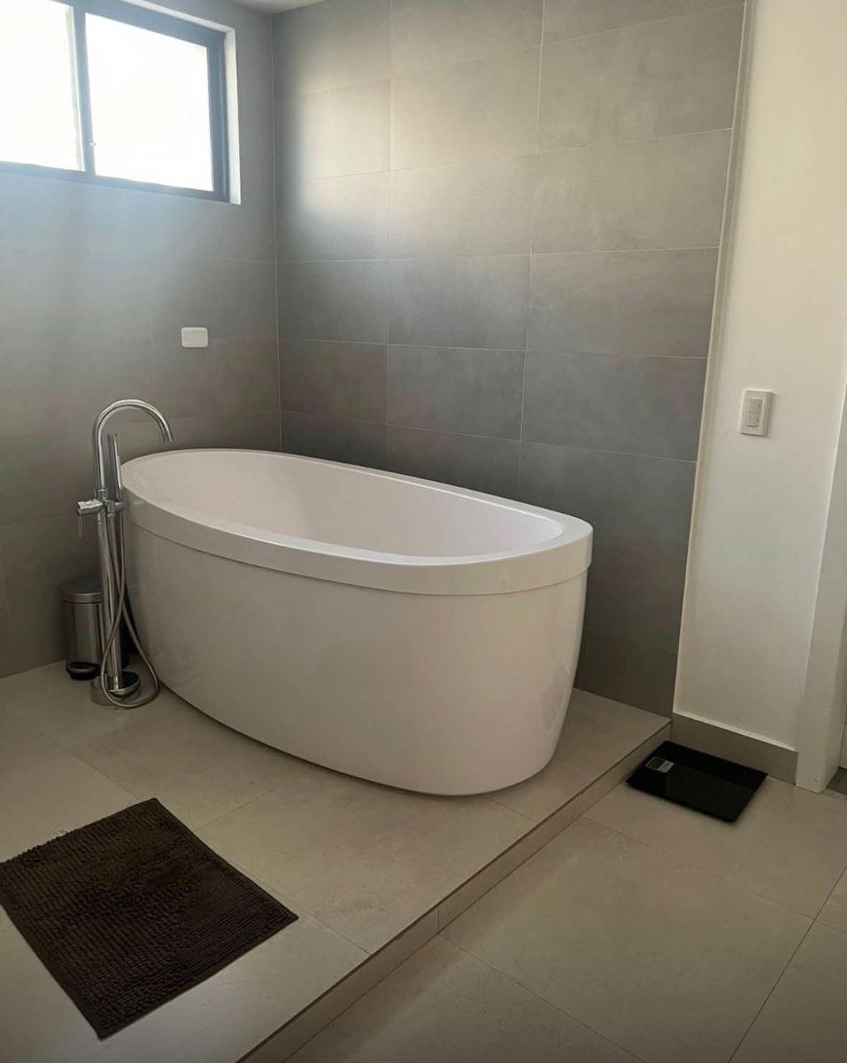 Casa de Renta Moderna Cerca Coral de Carapungo 4 Habitaciones Mas Estudio Piscina — imagen 6