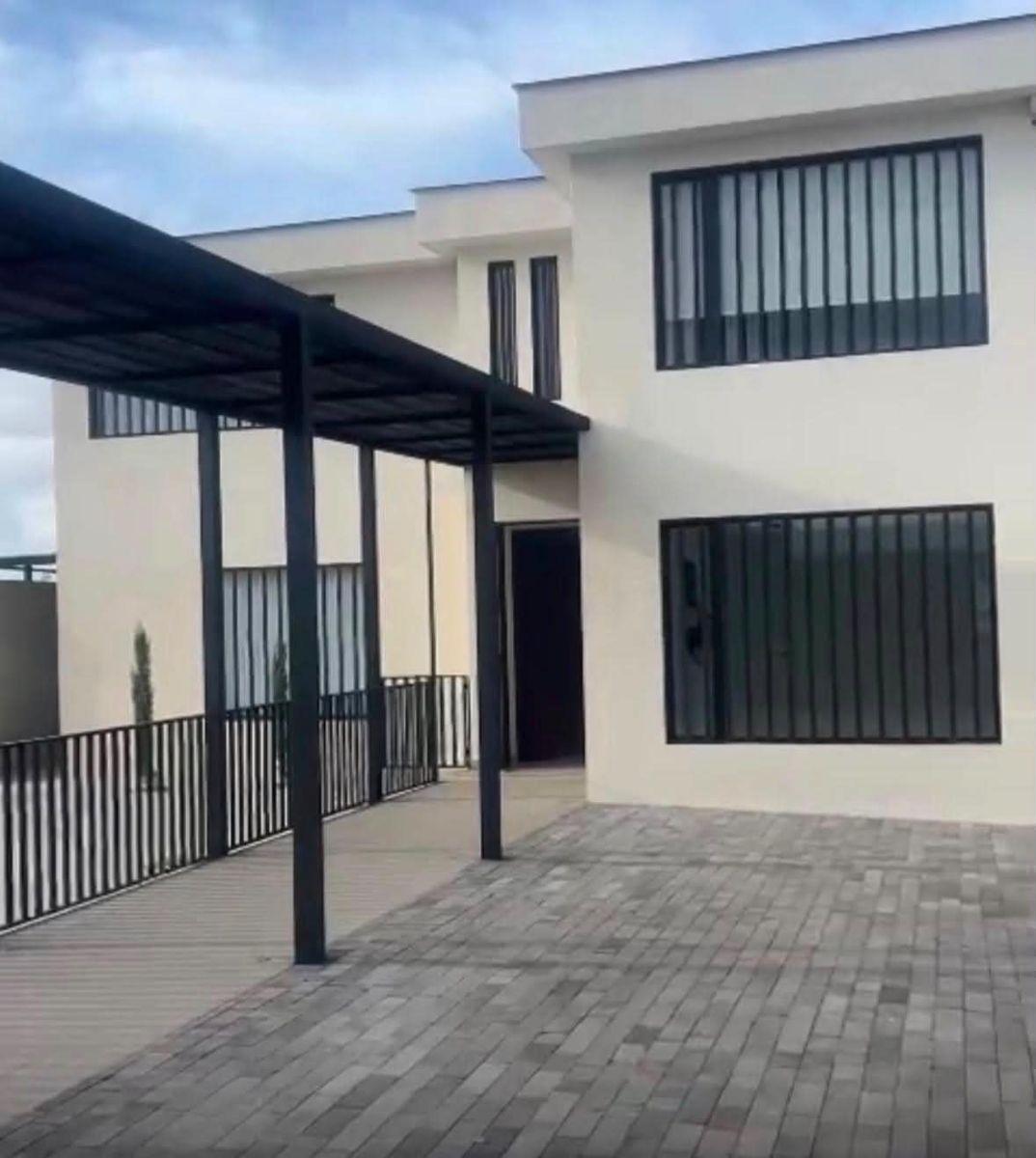 Casa de Renta Moderna Cerca Coral de Carapungo 4 Habitaciones Mas Estudio Piscina — imagen 3