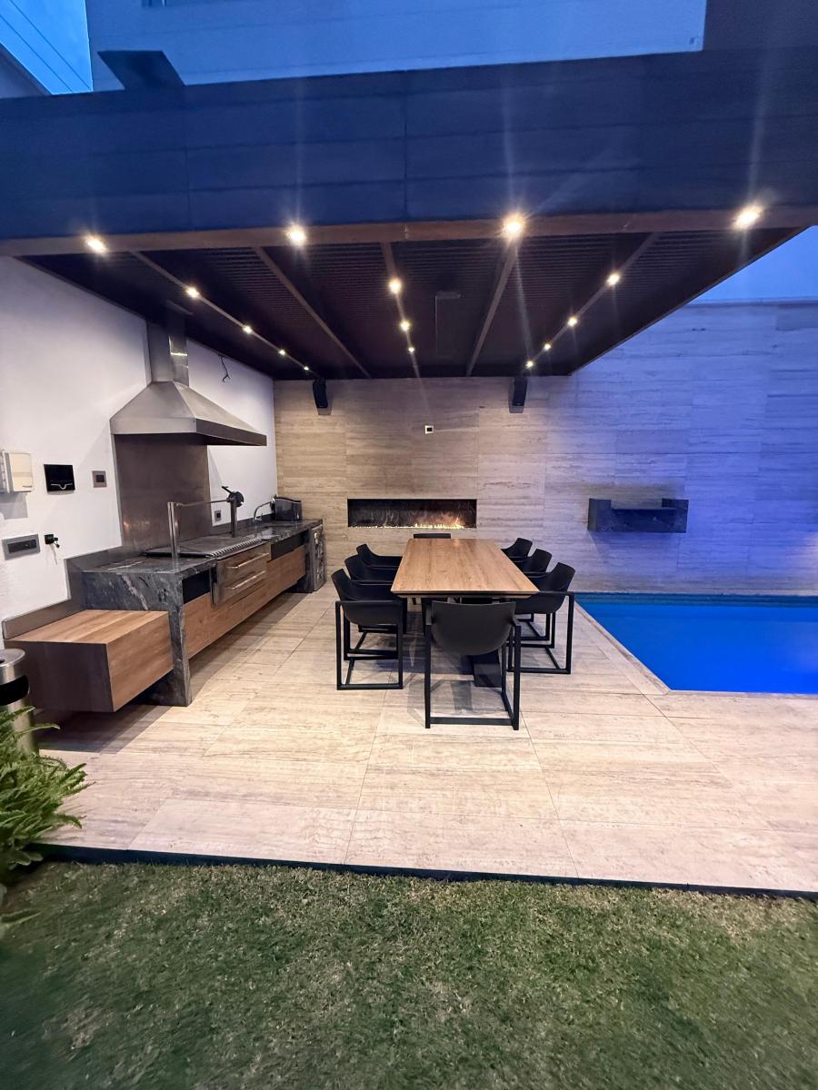 Casa de Lujo, Cuatro Niveles, Piscina, Sale de Juegos, Totalmente Domotizada, con Vista a La Ciudad — imagen 9