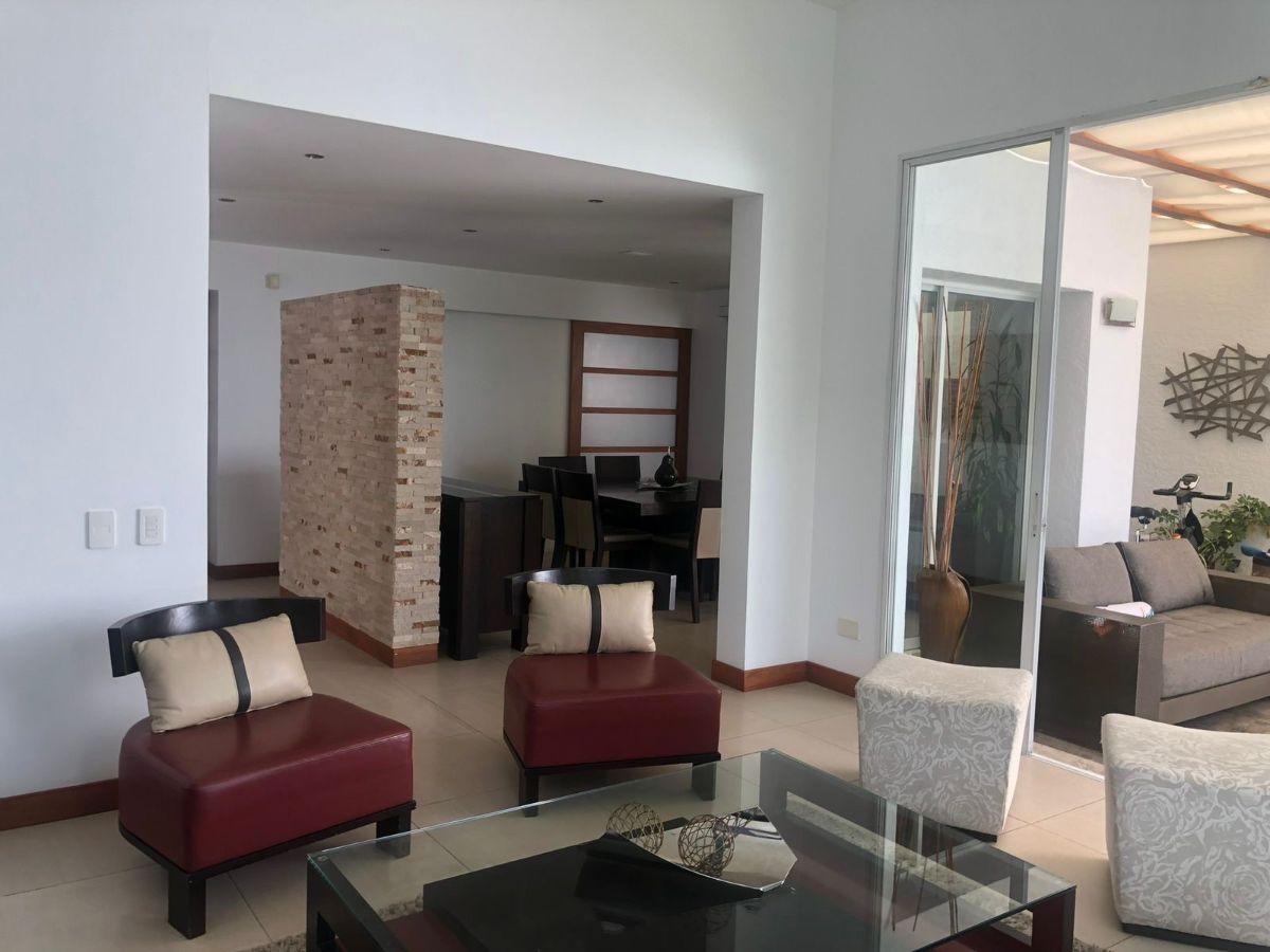 Moderna Casa en Conjunto Privado en San Juan de Cumbayá — imagen 9