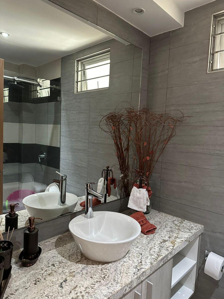 Moderno Departamento Céntrico con Terrazas - Cumbaya — imagen 4