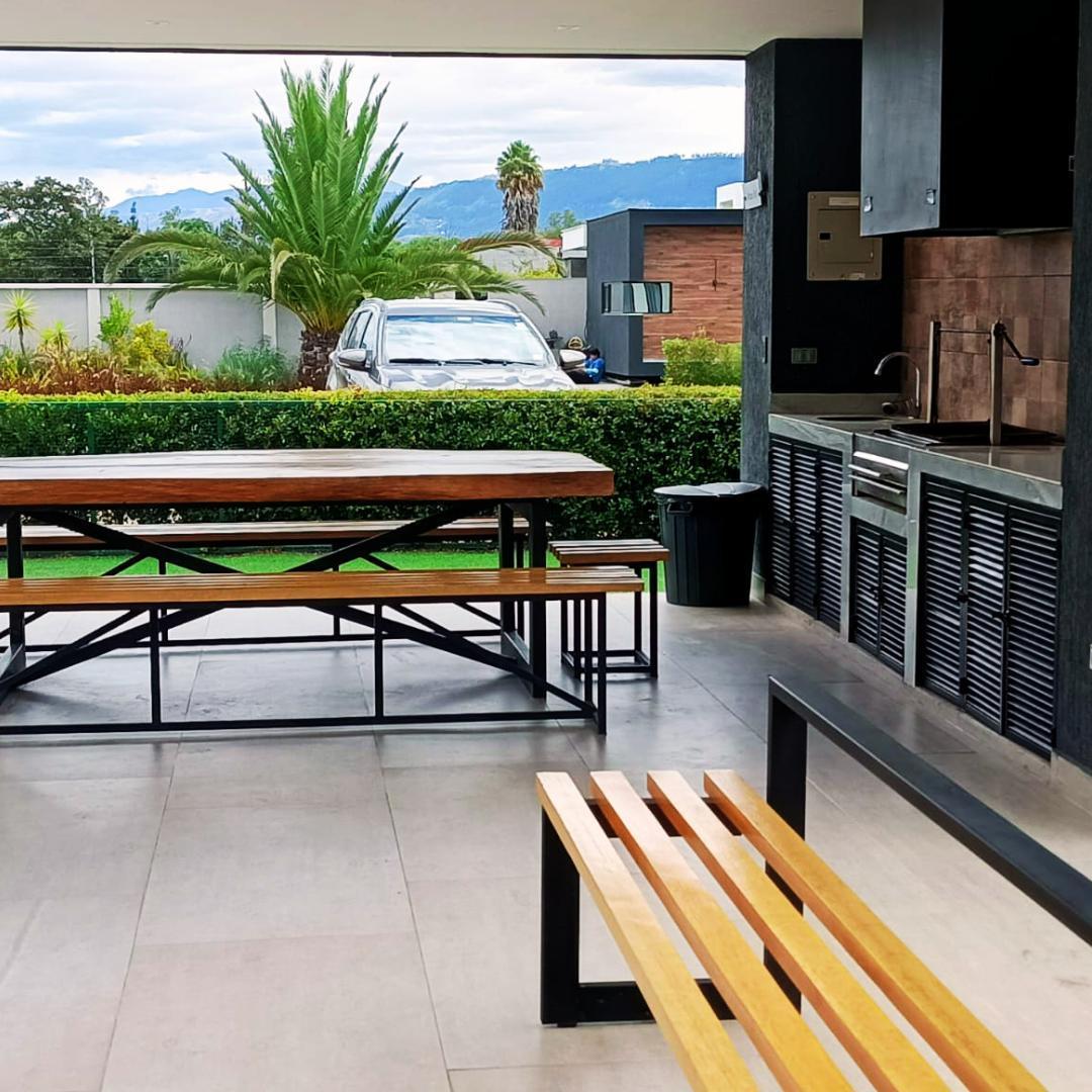 Casa en Venta 220 m², Cuatro Parqueaderos en Venta en Tumbaco — imagen 3