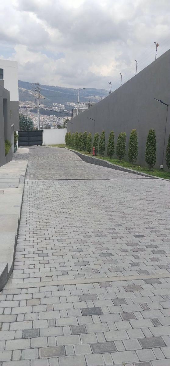 Santa Lucía, Norte de Quito, Vendo Casa Estrenar 153 m², Jardín20 m², 2 Garajes, Bodega, 3 Dormitorio — imagen 9