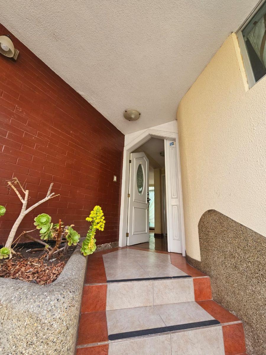 Venta Casa Norte de Quito Tres Dorm. y Estudio Dos Parqueaderos 200 m Terraza Pergola — imagen 8