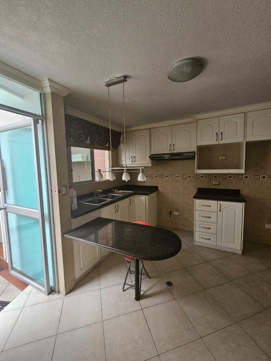 Venta Casa Norte de Quito Tres Dorm. y Estudio Dos Parqueaderos 200 m Terraza Pergola — imagen 3