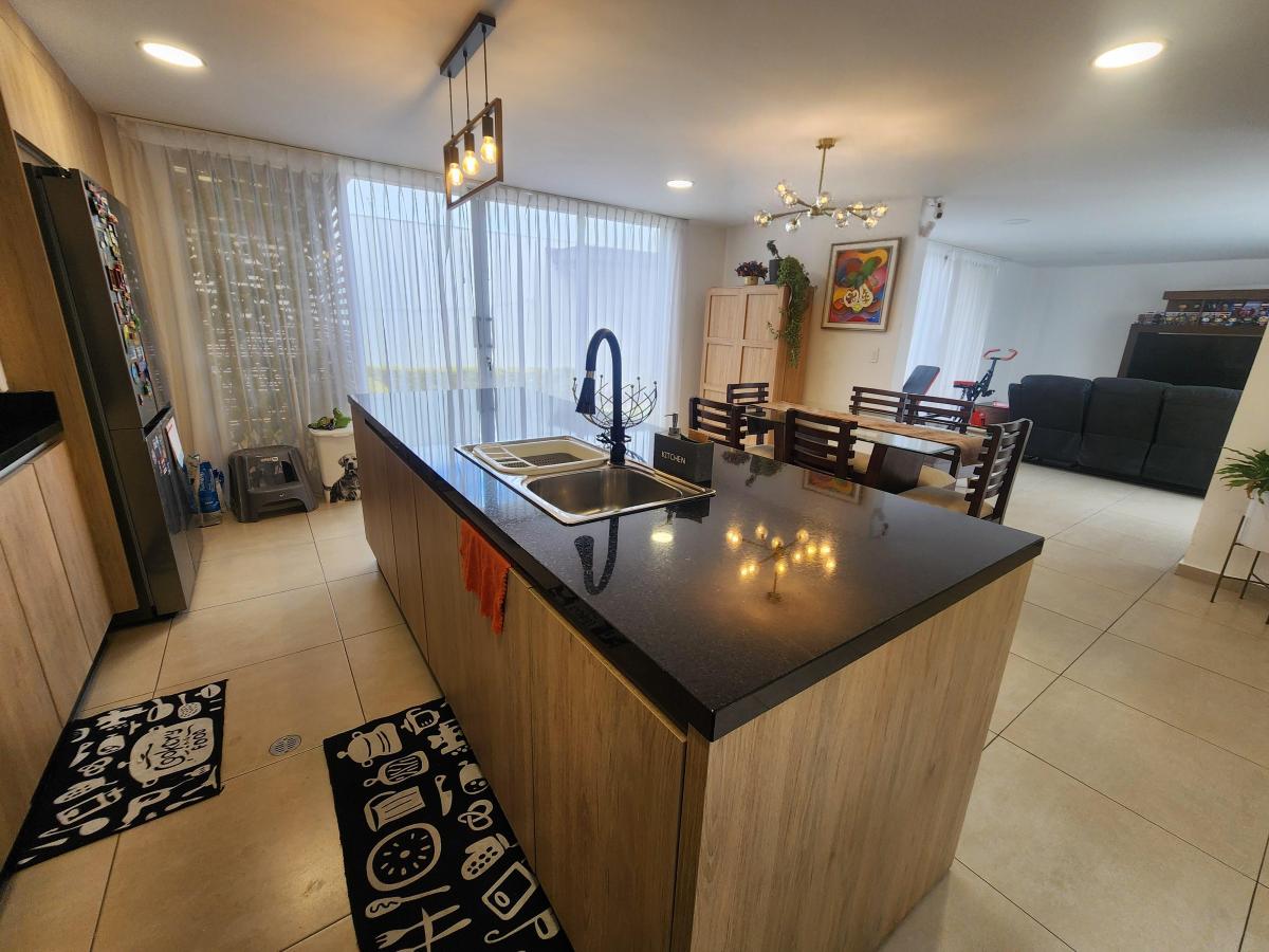 Venta Casa Tumbaco 3 Dormitorio Sala Tv. Jardines Pergola 2 Parqueaderos — imagen 8