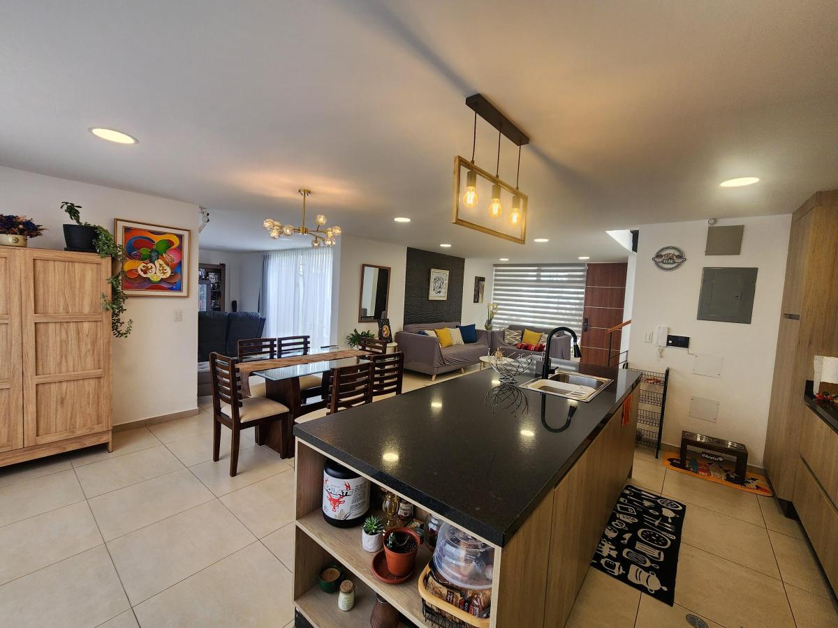 Venta Casa Tumbaco 3 Dormitorio Sala Tv. Jardines Pergola 2 Parqueaderos — imagen 3