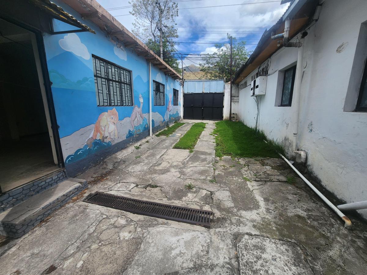Oportunidad Venta Casa Centro Norte Remodelada con Dos Local y Departamento La Mariscal 667 m — imagen 5