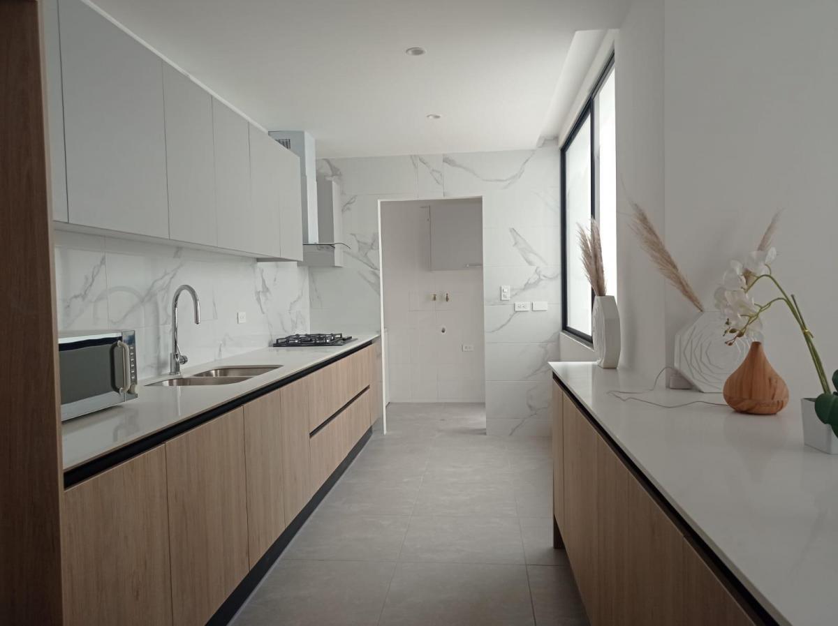 Casa 3 Niveles: 3 Hab + Cocina Americana + Jardín Privado — imagen 9