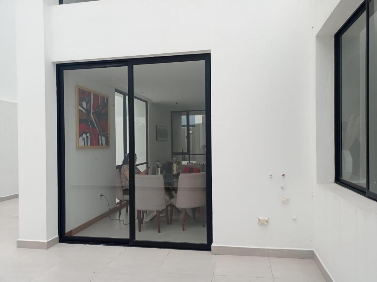 Casa 3 Niveles: 3 Hab + Cocina Americana + Jardín Privado — imagen 4