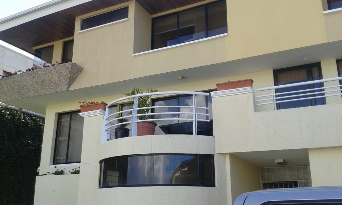 Hermosa Casa de Venta Independiente Urb. Mastodontes Norte de Quito — imagen 8